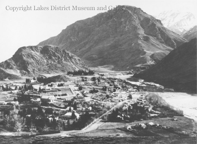 <p>Arrowtown c1900. Can you find the Catholic Church?</p>